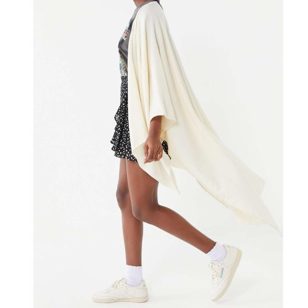 URBAN OUTFITTERS IVORY KIMONO